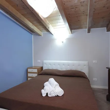 Akihouse - And On Garda Lake 民宿 *